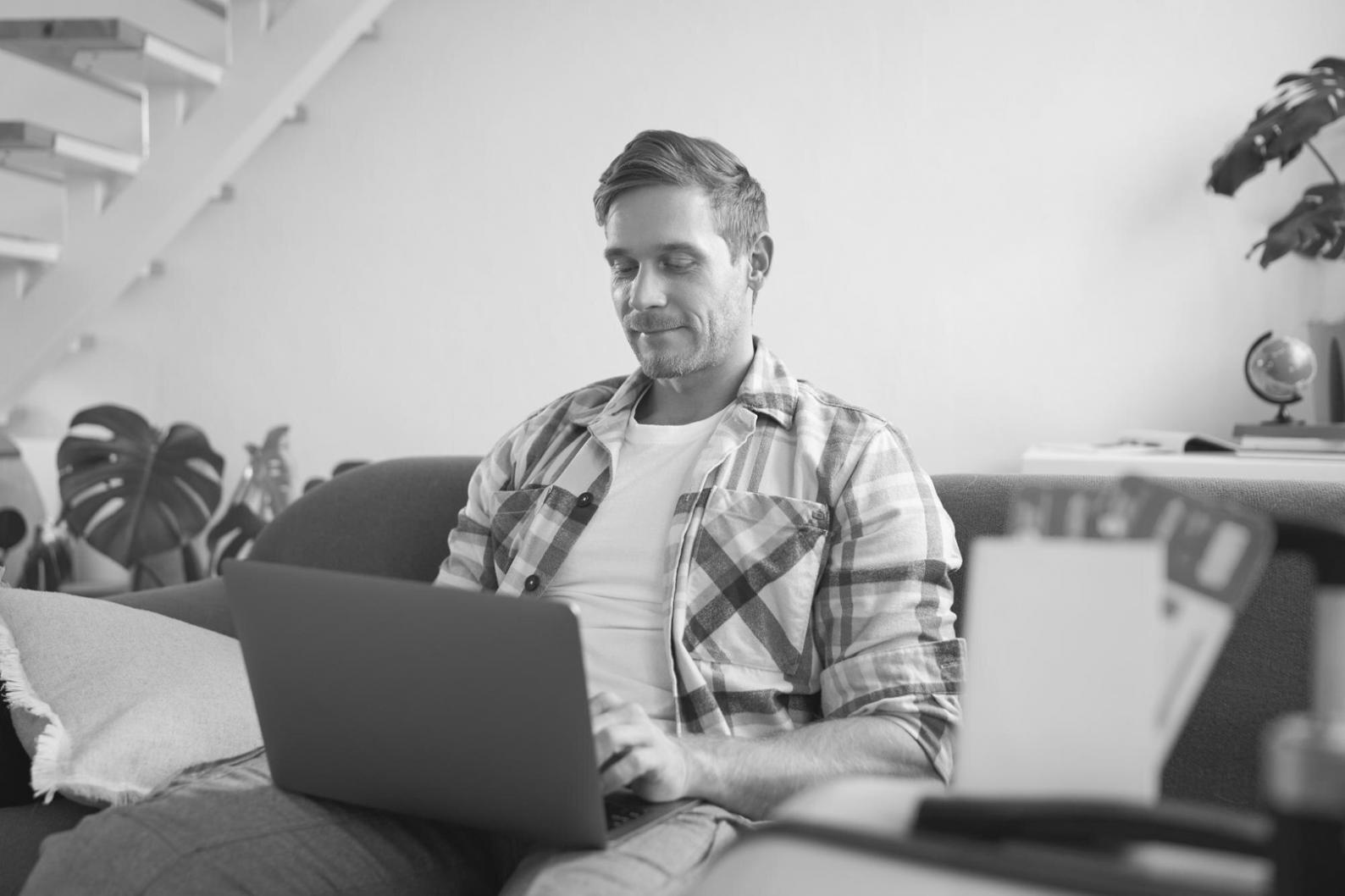 Finanzfachleute analysieren Daten mit KI-Technologie